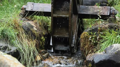 Holzklingen fangen Wasser auf und drehen sich elegant, während sie Energie nutzen