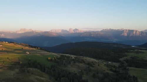 prise de vue aérienne par Drone des Alpes au coucher du soleil avec des cabanes et des terres agricoles, une nature magnifique. Au milieu de