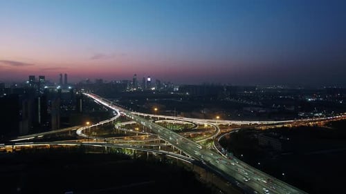 Belebte Verkehrsstraße in der Stadt Hangzhou