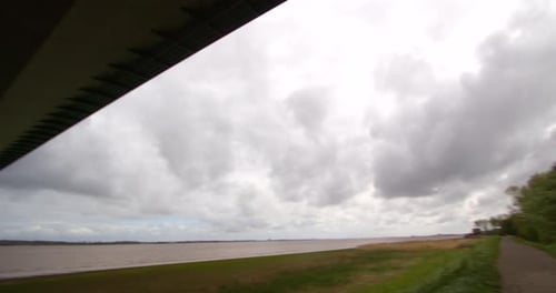 plan panoramique de droite à gauche, levant les yeux sous le pont Humber et s'arrêtant au milieu sur le sou