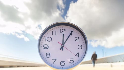Relógio com o tempo passando durante 1 hora em uma praia