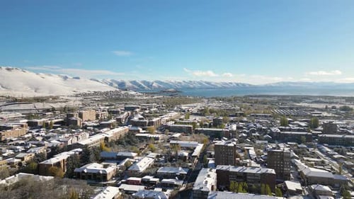 Panorama de la ville de Sevan et du lac en hiver (survol)