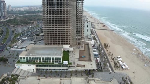Toma con un Zumbido de un edificio alto junto a la costa