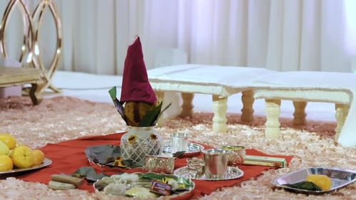 Elemente indischer Hindu-Rituale werden während der Hochzeitszeremonie aufgeführt, Kamera bewegen
