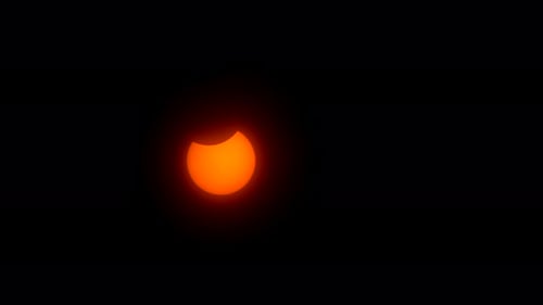 Langsames Heranzoomen der partiellen Phase einer Sonnenfinsternis.