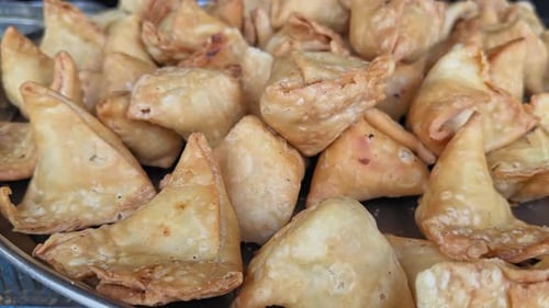 Frische Samosas auf Serviertablett