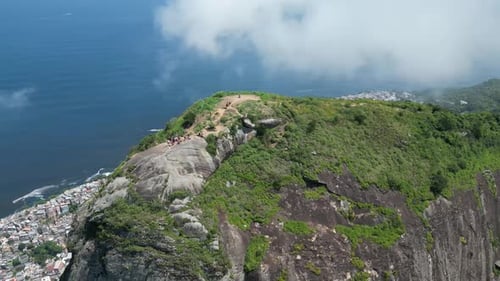Vídeo aéreo do Rio de Janeiro, Brasil, a partir de uma perspectiva elevada.