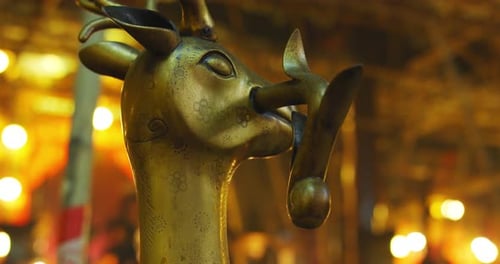 Primer plano de las decoraciones religiosas en un templo budista religioso misterioso y hermoso en