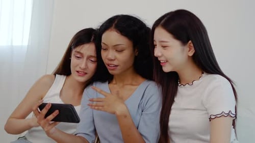 Asiatische drei enge Freunde, Frau, die lächelt und diskutiert lebhaft, während sie sich am Telefon unterhalten
