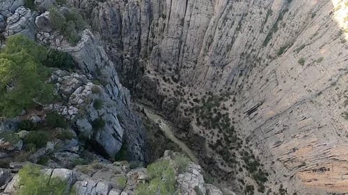 Drone descend l'énorme falaise du canyon de Tazi en Turquie, vue imprenable
