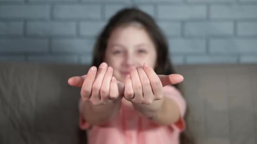 Criança sorridente estende as mãos