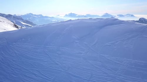 Passez au-dessus d'une colline en admirant de vastes paysages alpins français