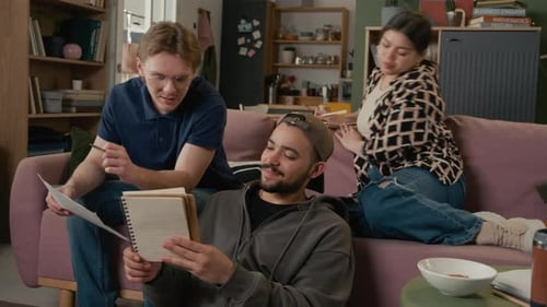 Zoomers multiethniques discutant de leurs notes d'étude tout en se préparant à l'examen à la maison