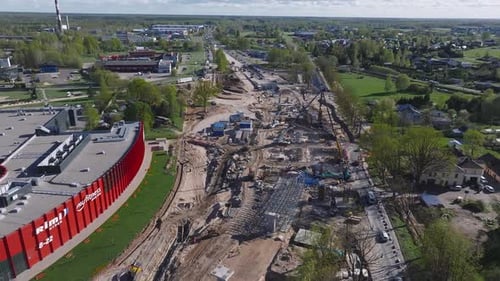 Vista aérea de la fase 4 de la construcción del puente sur en Riga, Letonia