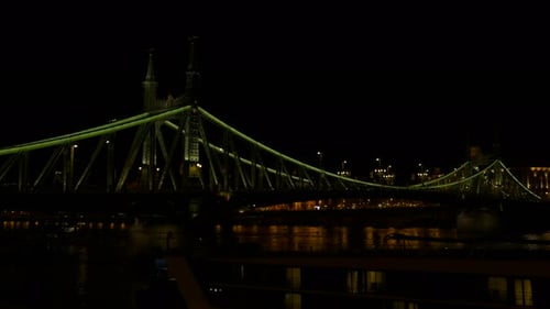 Nachtverkehr auf der Donaubrücke