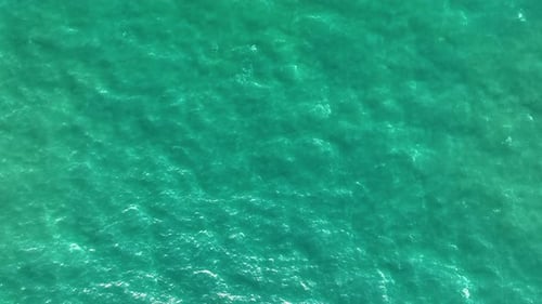 Luftaufnahme eines blauen Meerwasserhintergrunds. Flug über das Meer.