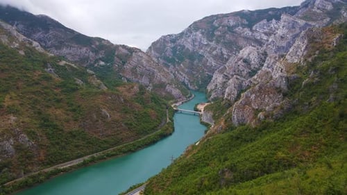 Luftdrohne für die Landschaft des Bosnien-Canyons 2.mp4
