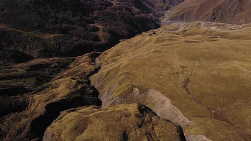 Drone survole les montagnes du désert