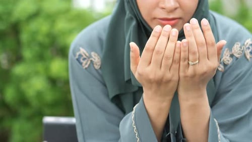 Junge muslimische Frauen mit Hijab beten