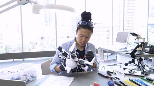 Científica ensamblando robótica en laboratorio