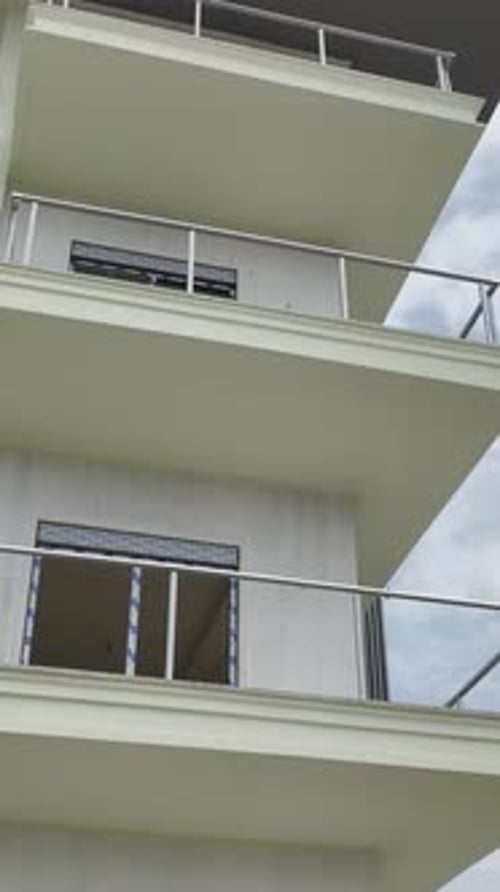 Vídeo vertical La maquinaria pesada y los constructores operan activamente sobre la base de preparación para una nueva