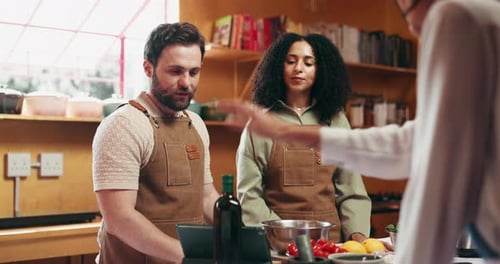 Kochkurs, Koch und Paar in der Küche im Restaurant für ein romantisches Date zusammen mit Unterricht