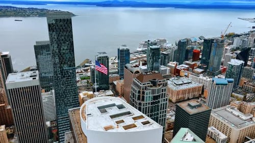 Voler plus près du drapeau flamboyant au sommet du gratte-ciel du centre-ville de Seattle, dans l'État de Washington