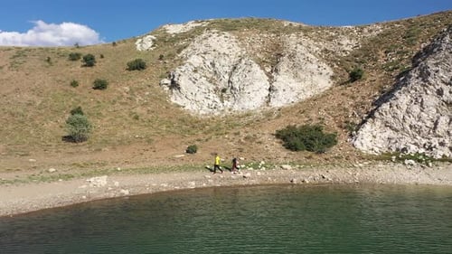 Vue aérienne d'un homme et d'une femme marchant au bord du lac 3