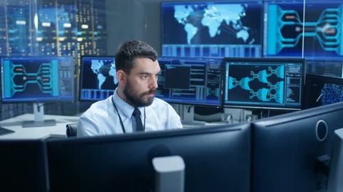 El operador de la sala de monitoreo observa la estabilidad del sistema y pasa rápidamente de una pantalla a otra. Scr