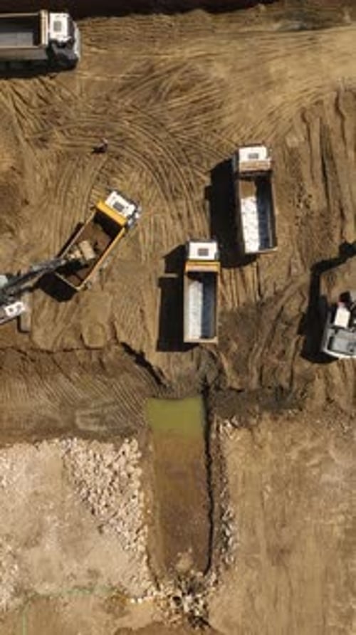 Especialistas con experiencia en vídeo vertical que sueldan y operan equipos pesados en una obra de construcción