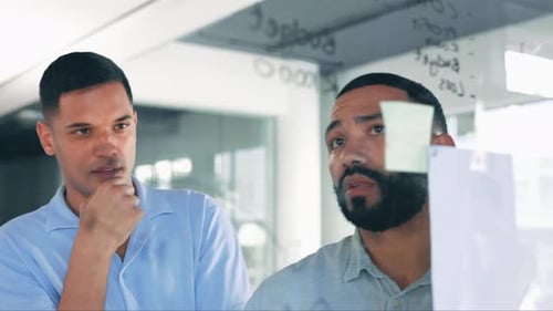 Empresários criativos, pensamento e planejamento de cronogramas em brainstorming