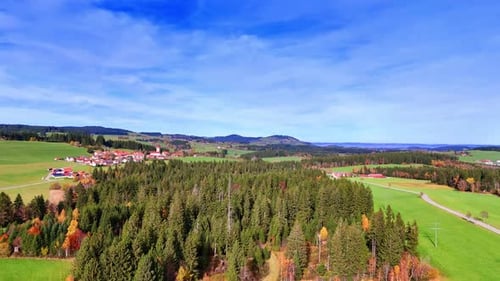 Luftaufnahme von grünen Tälern und Wäldern. Malerische Luftaufnahme von grünen Tälern gemischt mit dichten Wäldern.