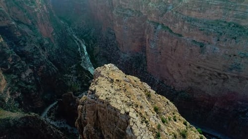 Luftaufnahme einer majestätischen Schlucht und eines sich schlängelnden Flusses