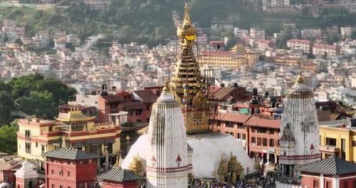 Téléobjectif à parallaxe profonde du stupa de Swayambhu, Katmandou, Népal, site du patrimoine mondial de l'UNESCO, vue sur la ville, u