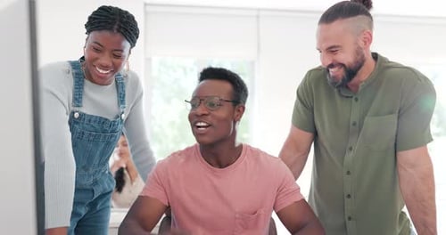 Trabalho em equipe, planejamento e colaboração com empresários no computador para revisão, treinamento e ideia