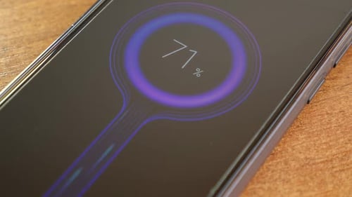 16t. Der Vorgang des Schnellladens eines an das Stromnetz angeschlossenen Smartphones.