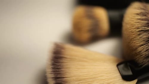 Slideraufnahme weißer Make-up-Pinsel aus extremer Nahaufnahme im 50er-Format