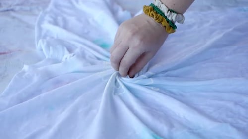 Hand Twisting White T-Shirt for Tie-Dye
