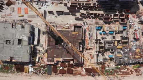 Images aériennes d'un grand complexe résidentiel au cours des premières étapes de la construction