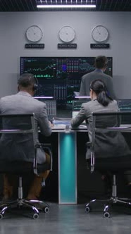 Ein multiethnisches Händlerteam arbeitet mit Aktien