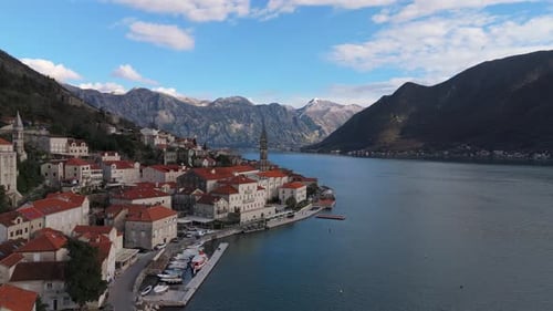 Un drone 4K capture la charmante ville de Perast, au Monténégro, avec une vue magnifique sur Saint-Nicho