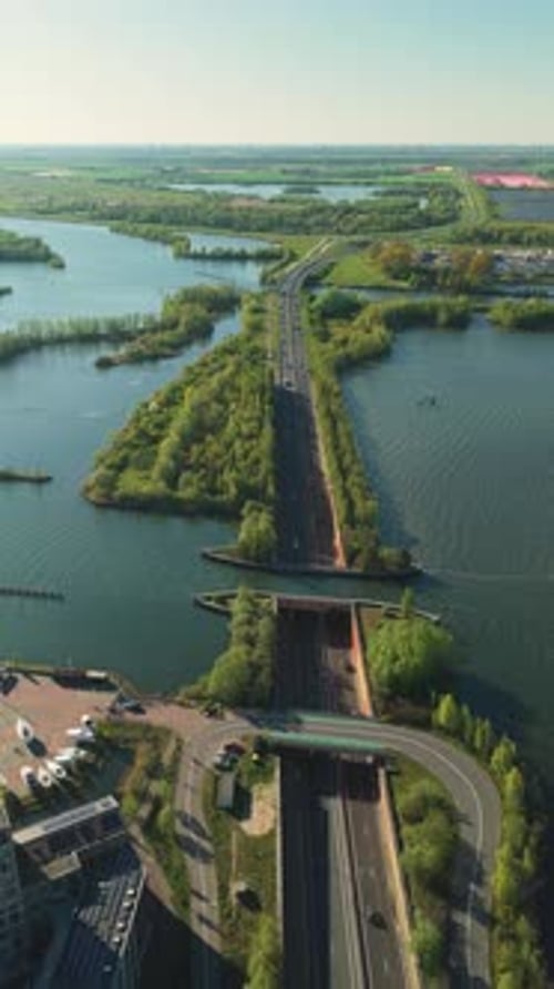 Vue aérienne de l'Aquaduct Veluwemeer et du paysage environnant, Pays-Bas.