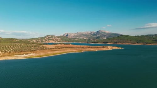 Weitblick auf den See mit Bergen und offenem blauem Wasser