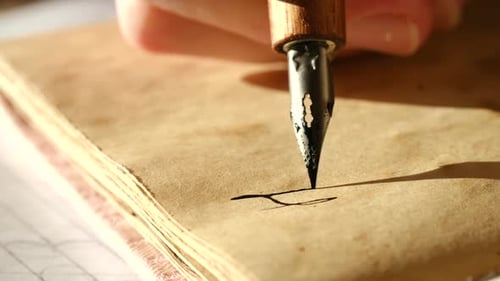 Каллиграф пишет слово «Привет» пером на винтажной бумаге