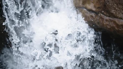 Reiner Süßwasserstrom in den Bergen Fließender Fluss mit sauberem Wasser