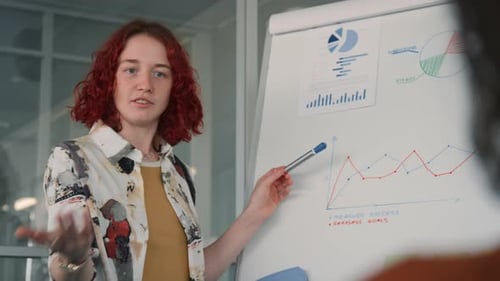 Junge Frau demonstriert Statistiken