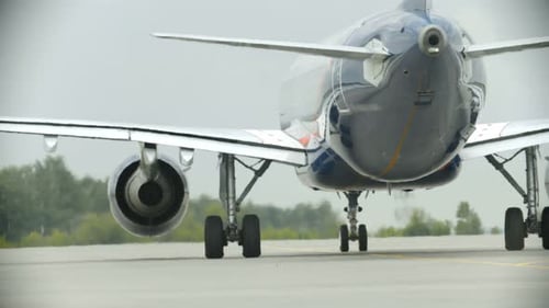 Ein Flugzeug, das auf dem Flughafenfeld fährt, warme Luft kommt