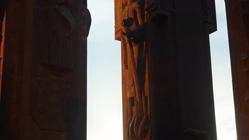 Vue des colonnes des Chroniques commémoratives de Géorgie sur lesquelles un roi légendaire était associé à