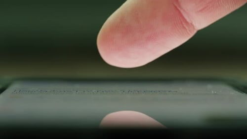 Mann, der online am Telefon chattet, Smartphone, Makro, Nahaufnahme, Textnachricht tippen, Touchscreen berühren
