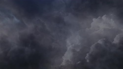 dunkle Wolken und Gewitter in grauen Wolken am dunklen Himmel.